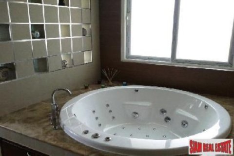 5 bedrooms Villa in Jomtien Beach, Thailand No. 96484 2