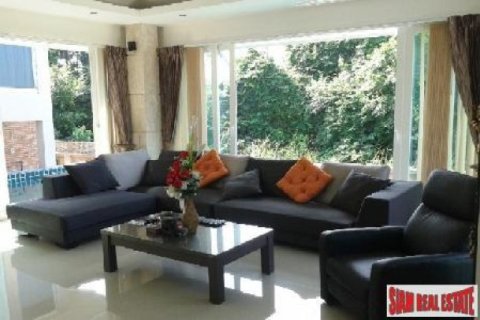 5 bedrooms Villa in Jomtien Beach, Thailand No. 96484 4