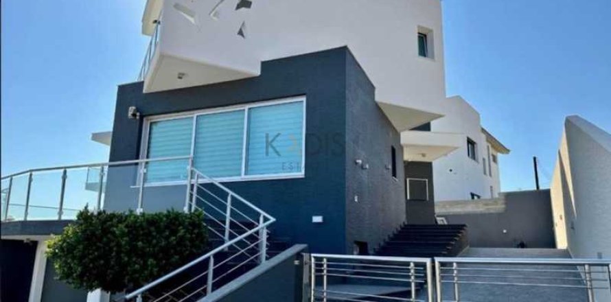 5 bedrooms Villa in Agios Athanasios, Cyprus No. 74137