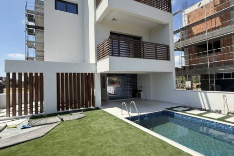 4 bedrooms Villa in Germasogeia, Cyprus No. 29704 1