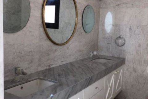 4 bedrooms Villa in Chloraka, Cyprus No. 66447 8