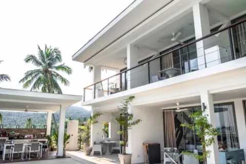 4 bedrooms Villa on the Chaweng Beach, Thailand No. 2808 1
