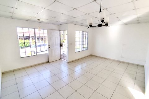 Дом с 3 спальнями в Barrio Colon, Панама №128298 2