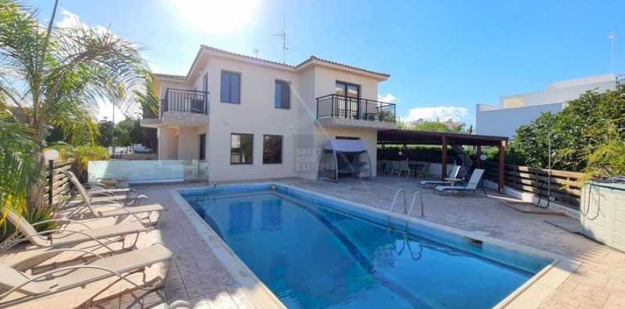 5 bedrooms House in Paralimni, Cyprus No. 39853