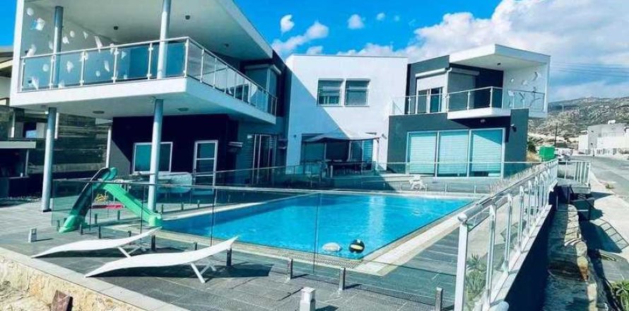 5 bedrooms House in Agios Athanasios, Cyprus No. 29955