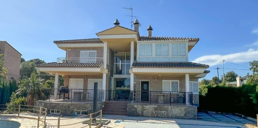 Квартира с 4 спальнями в Манисес, Испания №125479