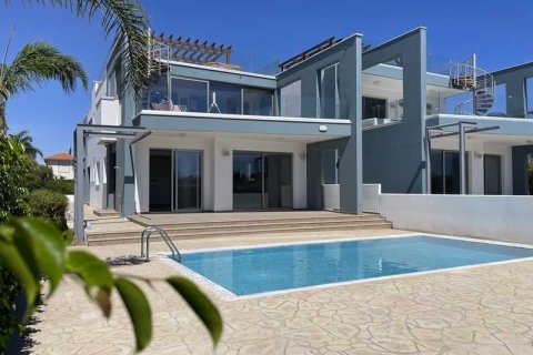 3 bedrooms Apartment in Pervolia, Cyprus No. 102150 1