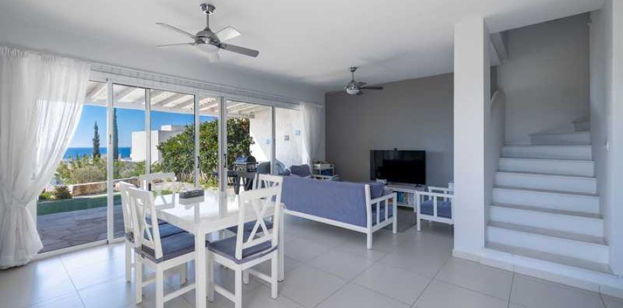 3 bedrooms House in Chloraka, Cyprus No. 79888