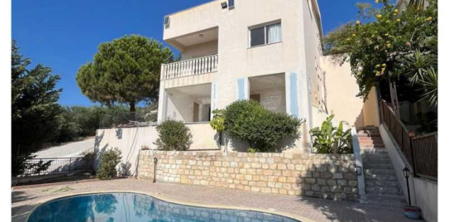 5 bedrooms House in Tala, Cyprus No. 101092