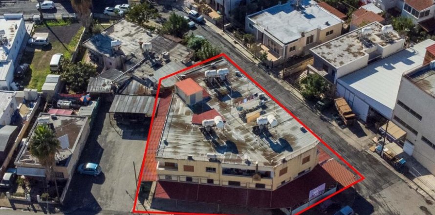 736m² Commercial property à Larnaca, Cyprus No. 107077