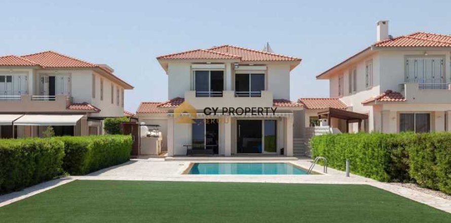 5 bedrooms House in Pervolia, Cyprus No. 31234