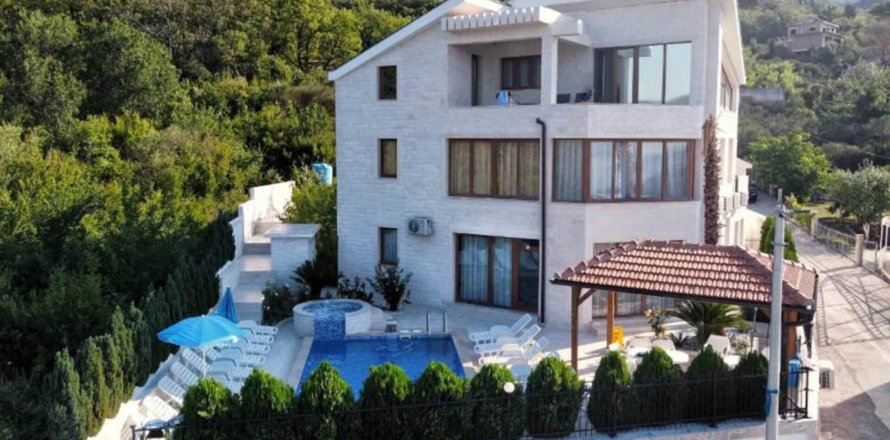 10 bedrooms Hotel in Herceg Novi, Montenegro No. 79259