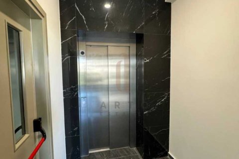 3 bedrooms Apartment in Limassol, Cyprus No. 34560 2