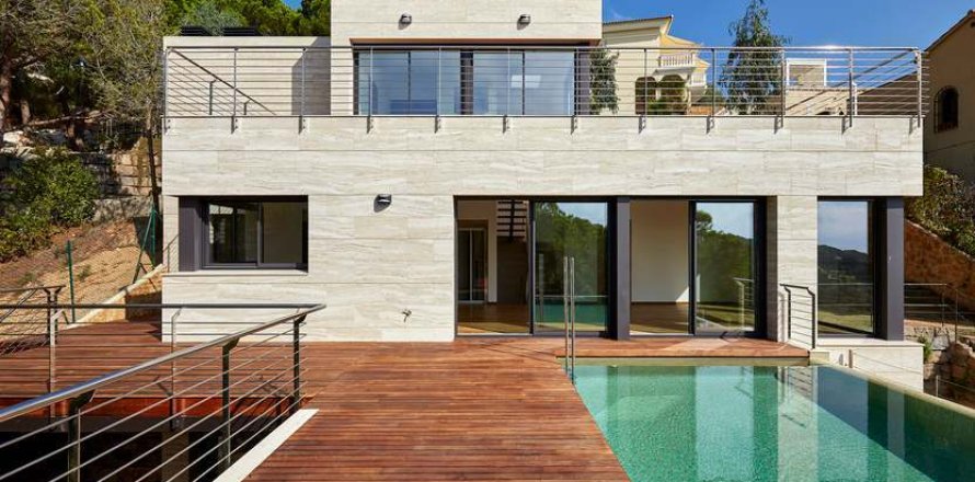 Дом с 4 спальнями в Льорет-де-Мар, Испания №25360