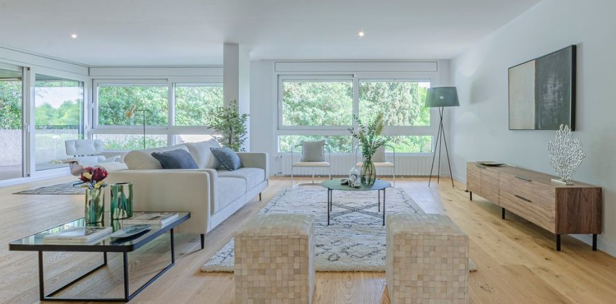 5 bedrooms Apartment in Barcelona, Spain No. 25802