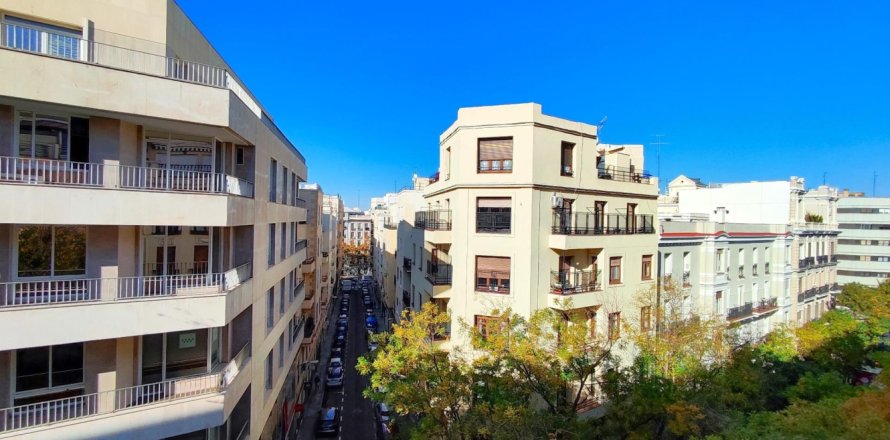 2 bedrooms Apartment in Madrid, Spain No. 124638