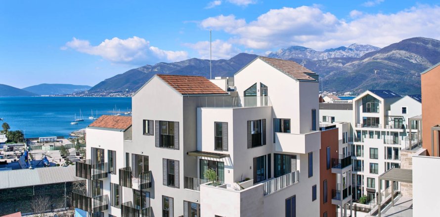 2 bedrooms Apartment in Tivat, Montenegro No. 104692