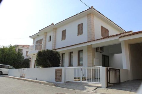 Дом с 6 спальнями в Строволос, Кипр №101823 3