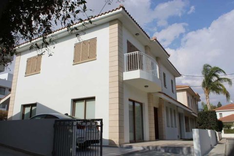 Дом с 6 спальнями в Строволос, Кипр №101823 6