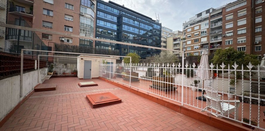 5 bedrooms Apartment in Barcelona, Spain No. 123607