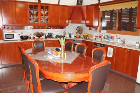 3 bedrooms Villa in Limassol, Cyprus No. 105929 8