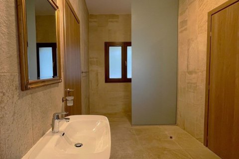 5 bedrooms House in Paphos, Cyprus No. 37375 8