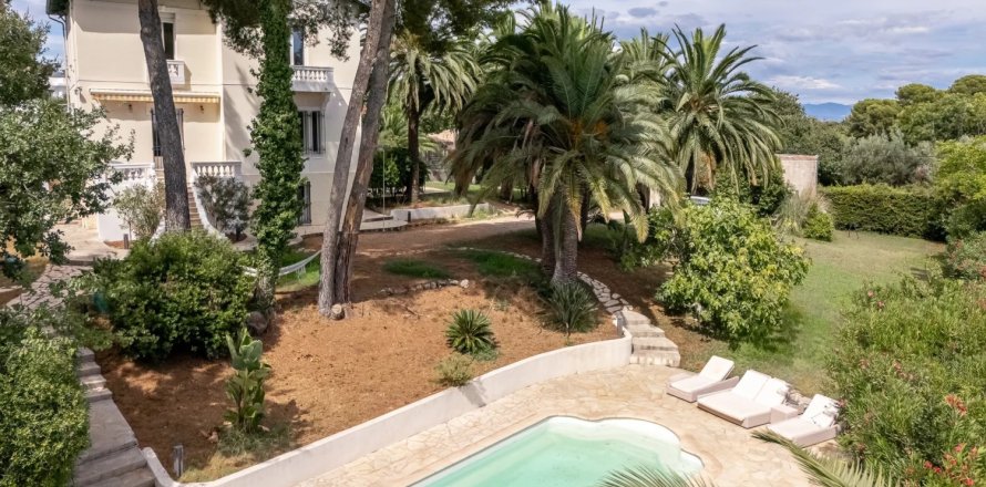 5 bedrooms House in Antibes, France No. 68039