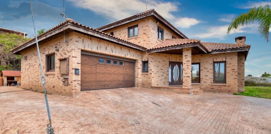 4 bedrooms Villa in Anglisides, Cyprus No. 36688