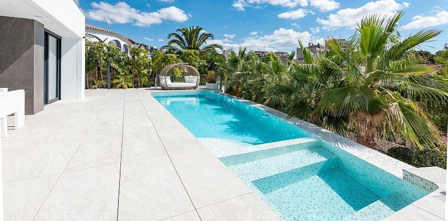 4 bedrooms Villa in Calpe, Spain No. 111821