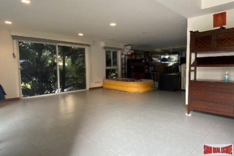 4 bedrooms House in Bangkok, Thailand No. 97076 3