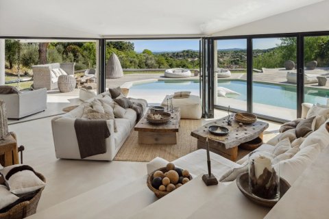 4 bedrooms Villa in Le Rouret, France No. 82375 3