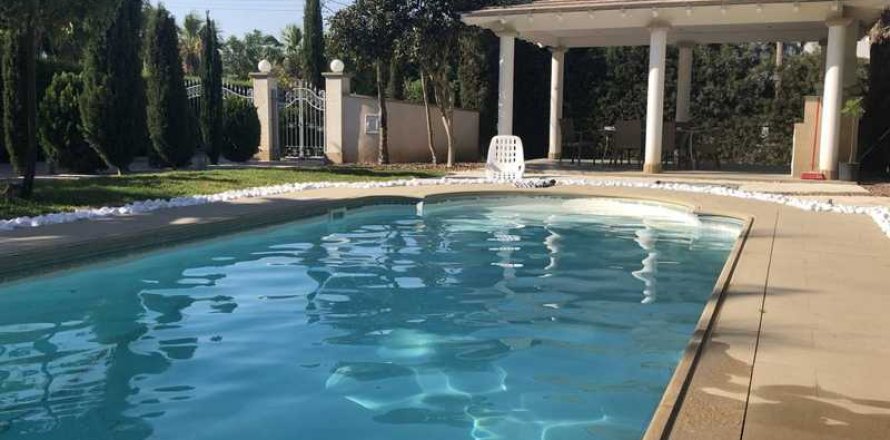 Вилла с 4 спальнями в Перволия, Кипр №80762