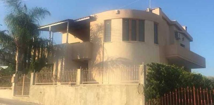 3 bedrooms House in Agios Athanasios, Cyprus No. 29555