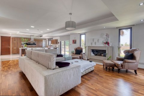 5 bedrooms Villa in Dromolaxia, Cyprus No. 36977 6