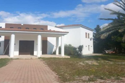 3 bedrooms House in Latsia, Cyprus No. 79627 1