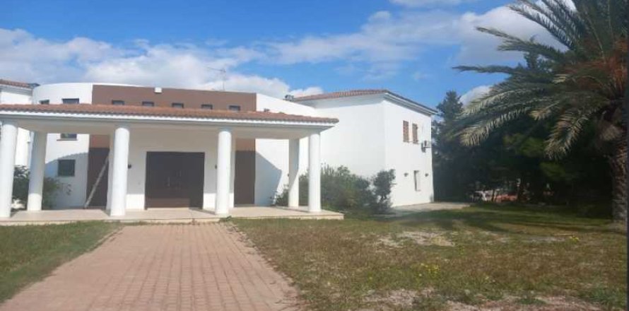 3 bedrooms House in Latsia, Cyprus No. 79627