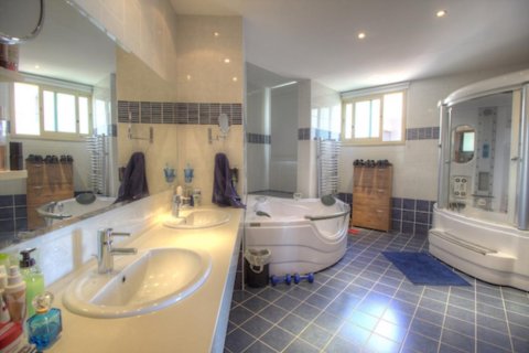 5 bedrooms Villa in Limassol, Cyprus No. 106124 11