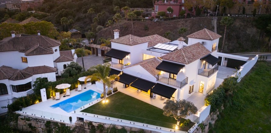 5 bedrooms Villa in Benahavis, Spain No. 111623