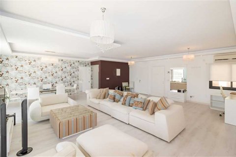 3 bedrooms Penthouse in Limassol, Cyprus No. 76082 1