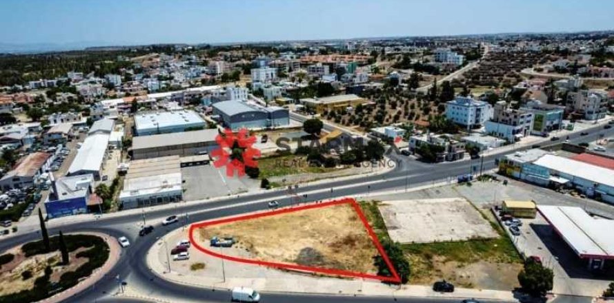 Commercial property à Latsia, Cyprus No. 82869