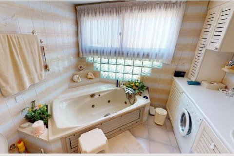 3 bedrooms House in Paphos, Cyprus No. 37220 5