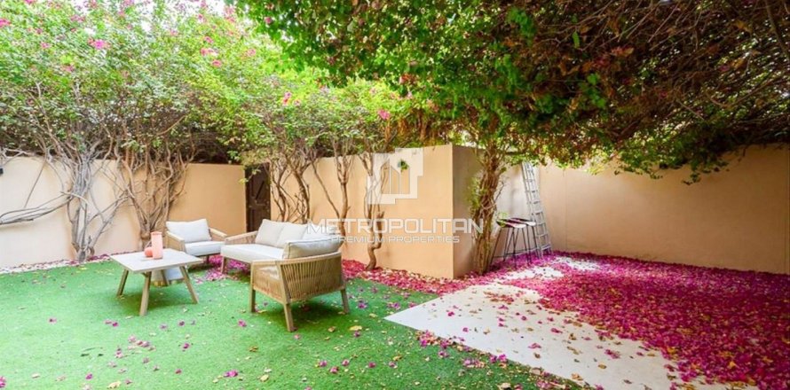 Квартира с 2 спальнями в Old Town, ОАЭ №119774