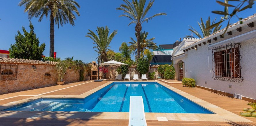 4 bedrooms Villa in Alicante, Spain No. 124696