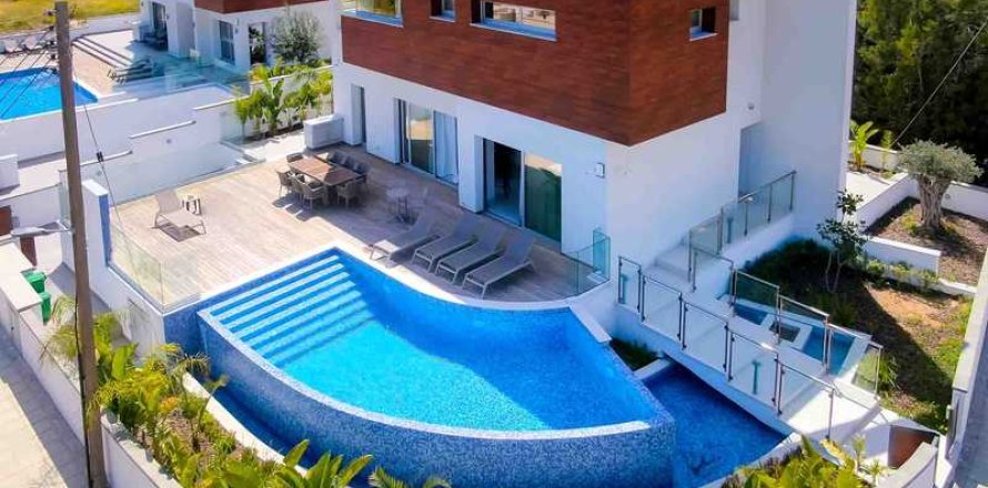 3 bedrooms Villa in Mesa Geitonia, Cyprus No. 29849