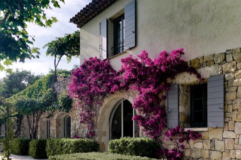 5 bedrooms Villa in Valbonne, France No. 99312 3