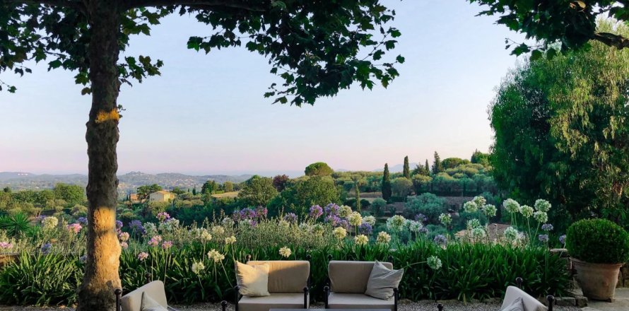 5 bedrooms Villa in Valbonne, France No. 99312