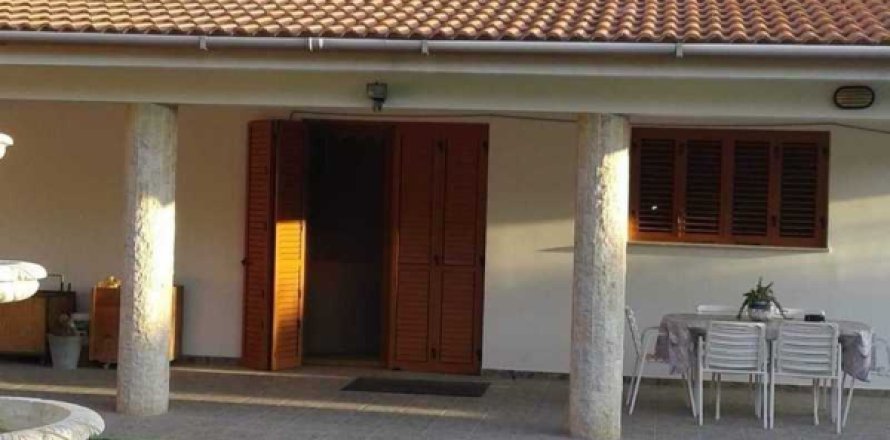 4 chambres House à Agios Athanasios, Cyprus No. 29670