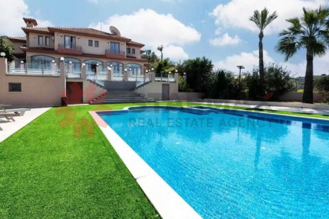 8 bedrooms Villa in Alethriko, Cyprus No. 82746 3
