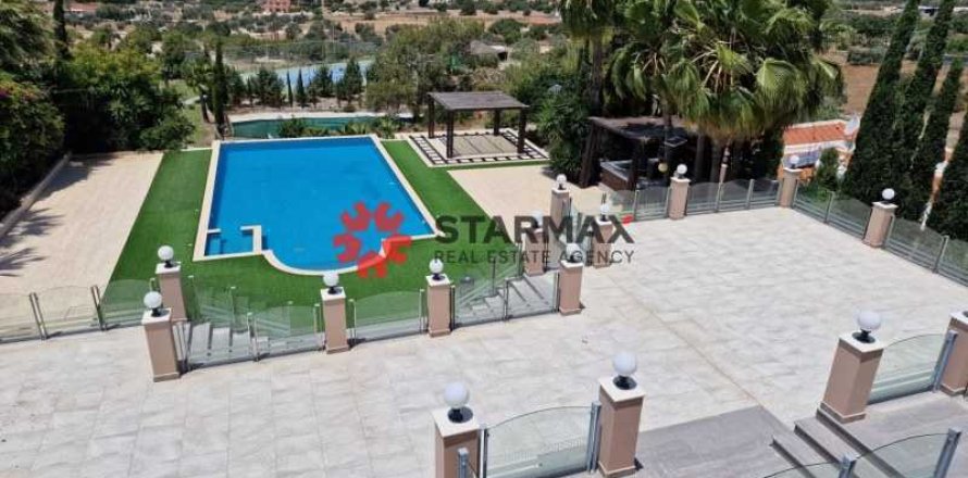 8 bedrooms Villa in Alethriko, Cyprus No. 82746