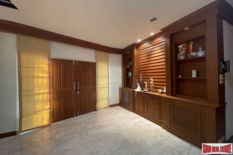 5 bedrooms House in Bangkok, Thailand No. 96193 3